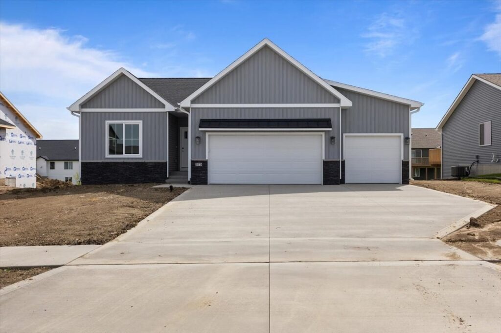 575 NW Prairie Rose Ln in Waukee, IA Exterior View