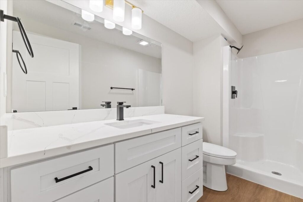 625 NW Georgetown Dr in Waukee, IA bathroom area