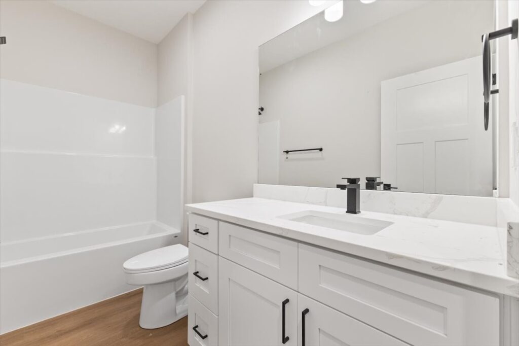 625 NW Georgetown Dr in Waukee, IA bathroom area