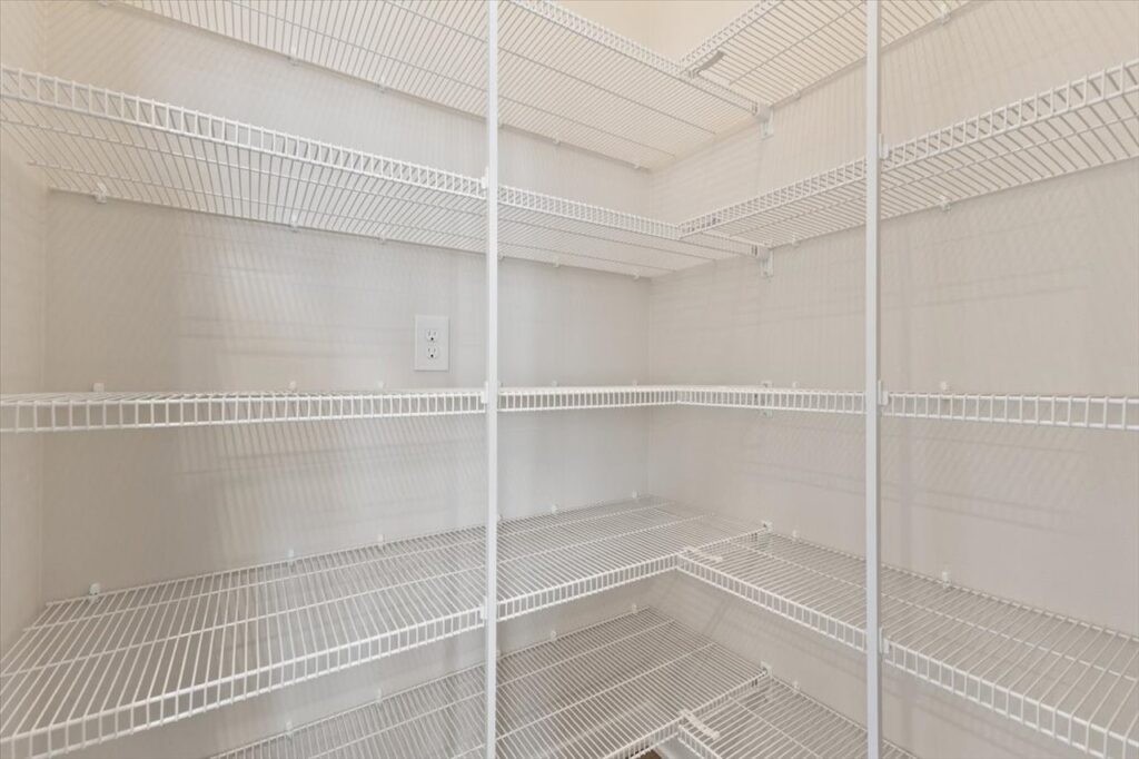 625 NW Georgetown Dr in Waukee, IA closet