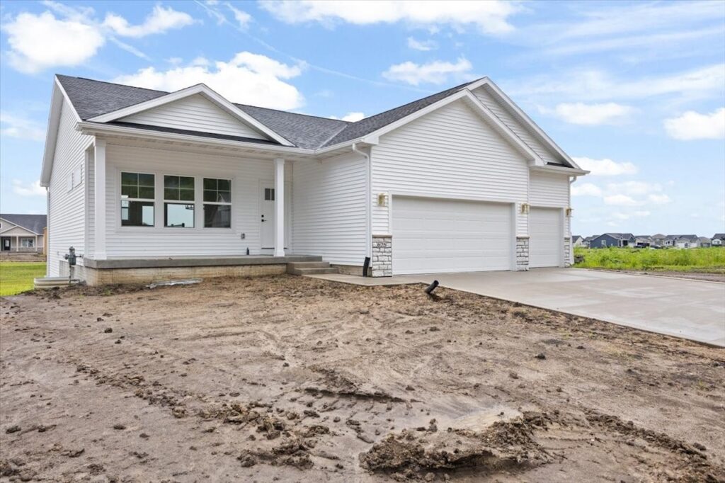 625 NW Georgetown Dr in Waukee, IA front