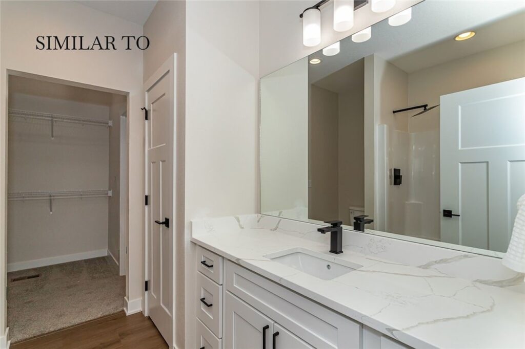 304 S Valley view Dr, Norwalk, IA bathroom