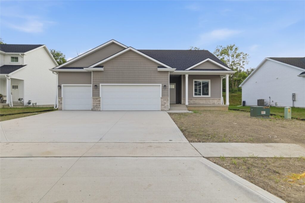 Available Homes For Sale at 580 NW Georgetown Dr in Waukee, IA (1)