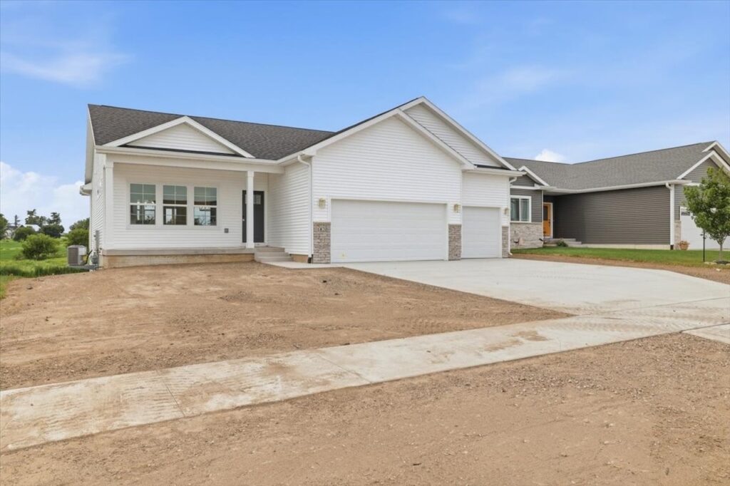 Available Homes and Move In Ready Homes for Sale at 1820 Tuscany Dr SE in Altoona, IA