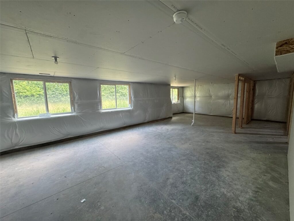 Available Homes for sale and Move In Ready Homes For Sale at 1041 2nd St NE in Altoona, IA