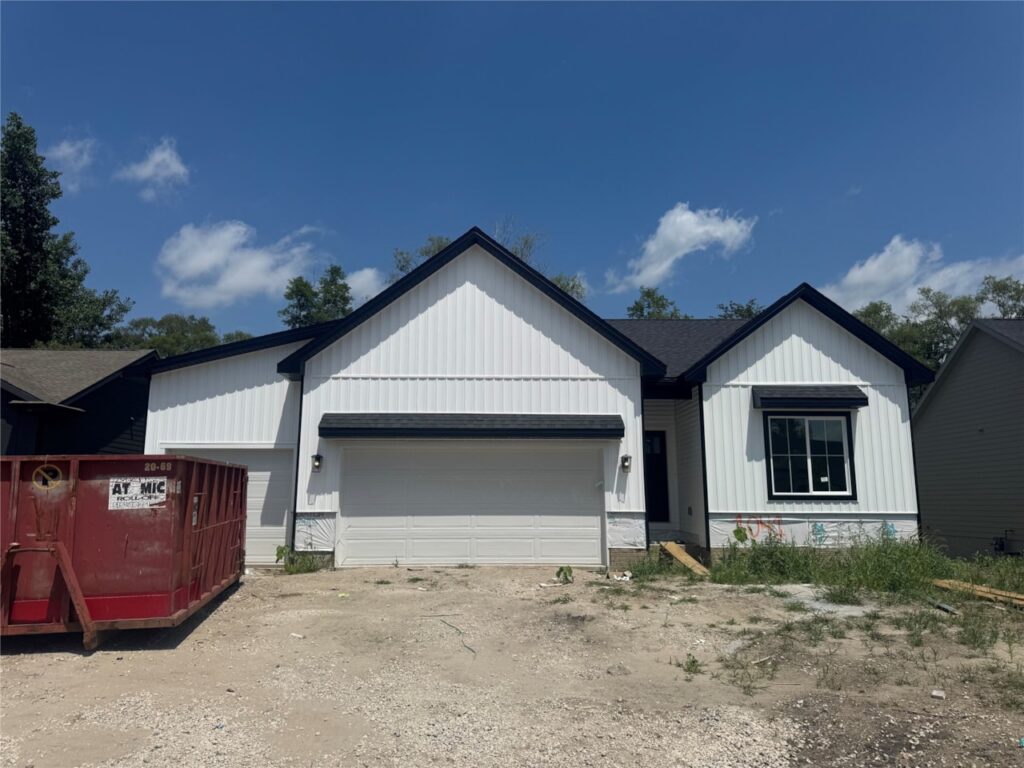 Available Homes for sale and Move In Ready Homes For Sale at 1041 2nd St NE in Altoona, IA